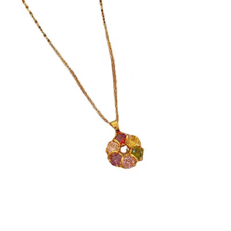 Collier Fleur Brillant – Cristaux Strass & Zirconia sur Acier Doré, Monture Plaquée Or Titane – Image 4