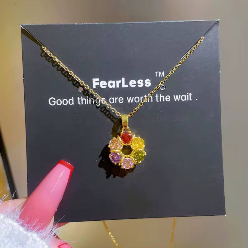 Collier Fleur Brillant – Cristaux Strass & Zirconia sur Acier Doré, Monture Plaquée Or Titane – Image 2