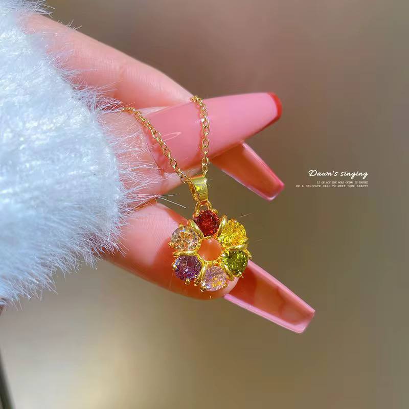 Collier Fleur Brillant – Cristaux Strass & Zirconia sur Acier Doré, Monture Plaquée Or Titane – Image 3
