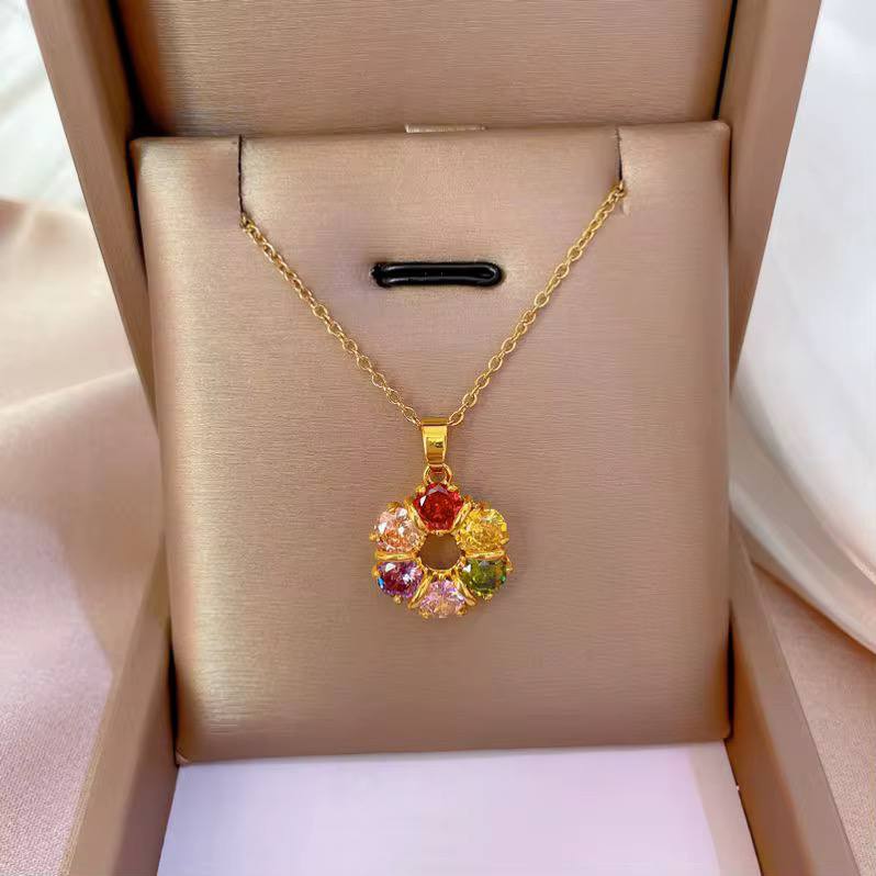 Collier Fleur Brillant – Cristaux Strass & Zirconia sur Acier Doré, Monture Plaquée Or Titane